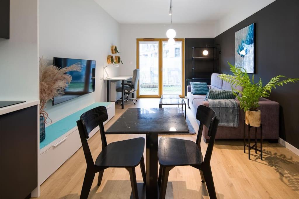 Modern Apt Next To Train Station Cracovia Exterior foto