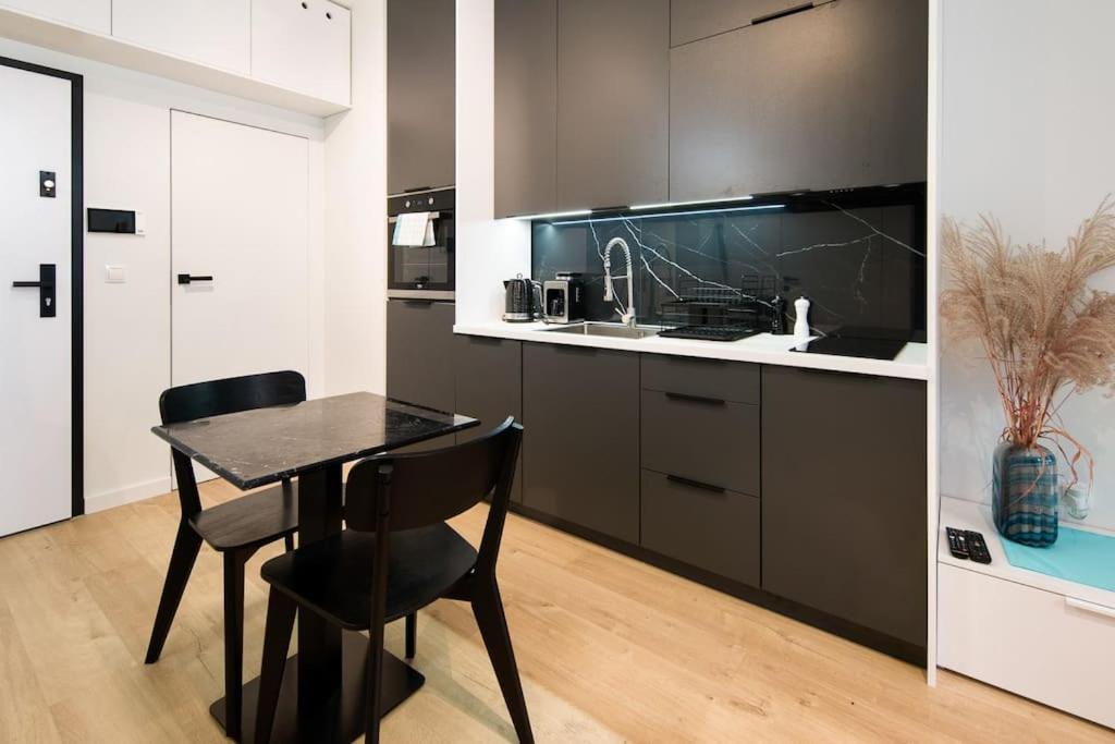 Modern Apt Next To Train Station Cracovia Exterior foto
